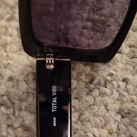 Quay Total Vibe sunglasses NWOT - Picture 4 of 7